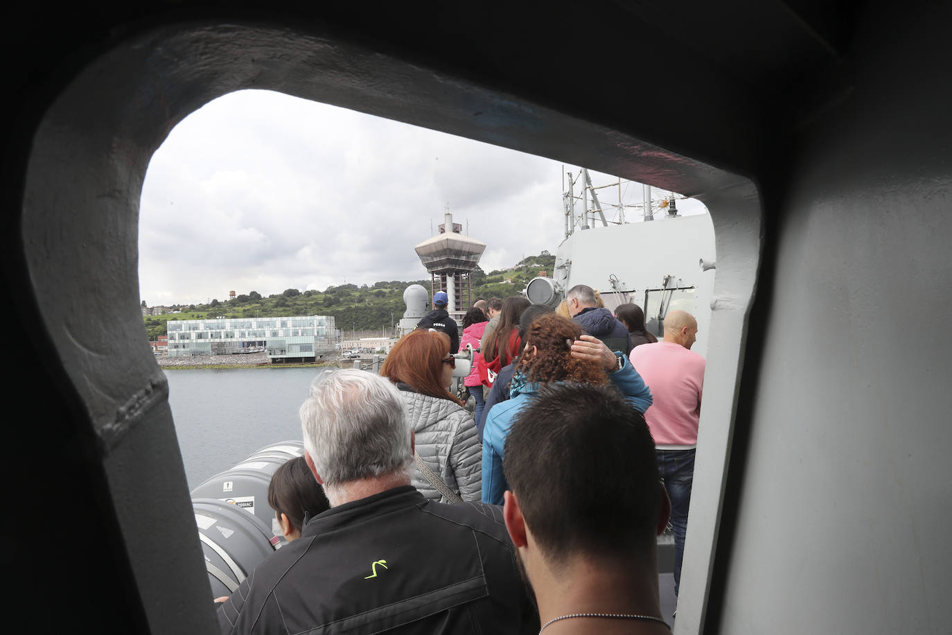 Gran expectación en el último día para visitar los buques de la Armada en Gijón