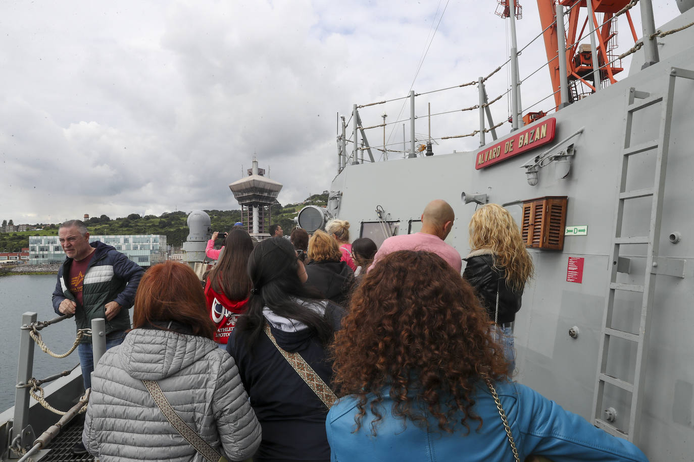 Gran expectación en el último día para visitar los buques de la Armada en Gijón