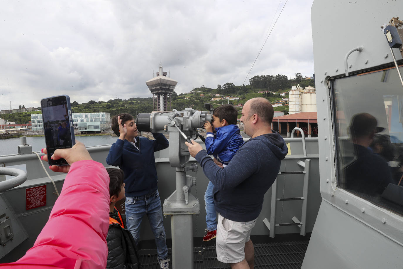 Gran expectación en el último día para visitar los buques de la Armada en Gijón