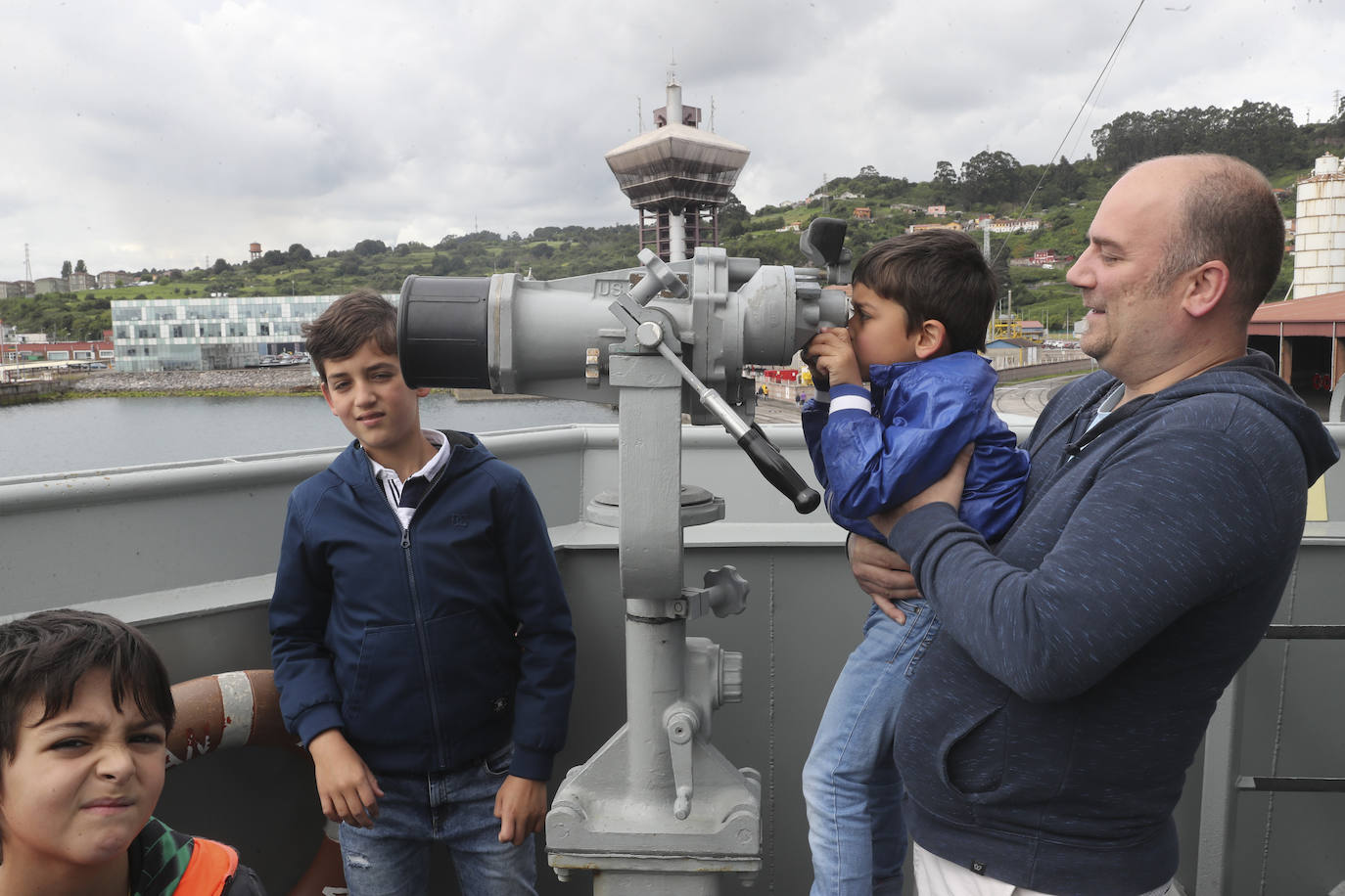 Gran expectación en el último día para visitar los buques de la Armada en Gijón