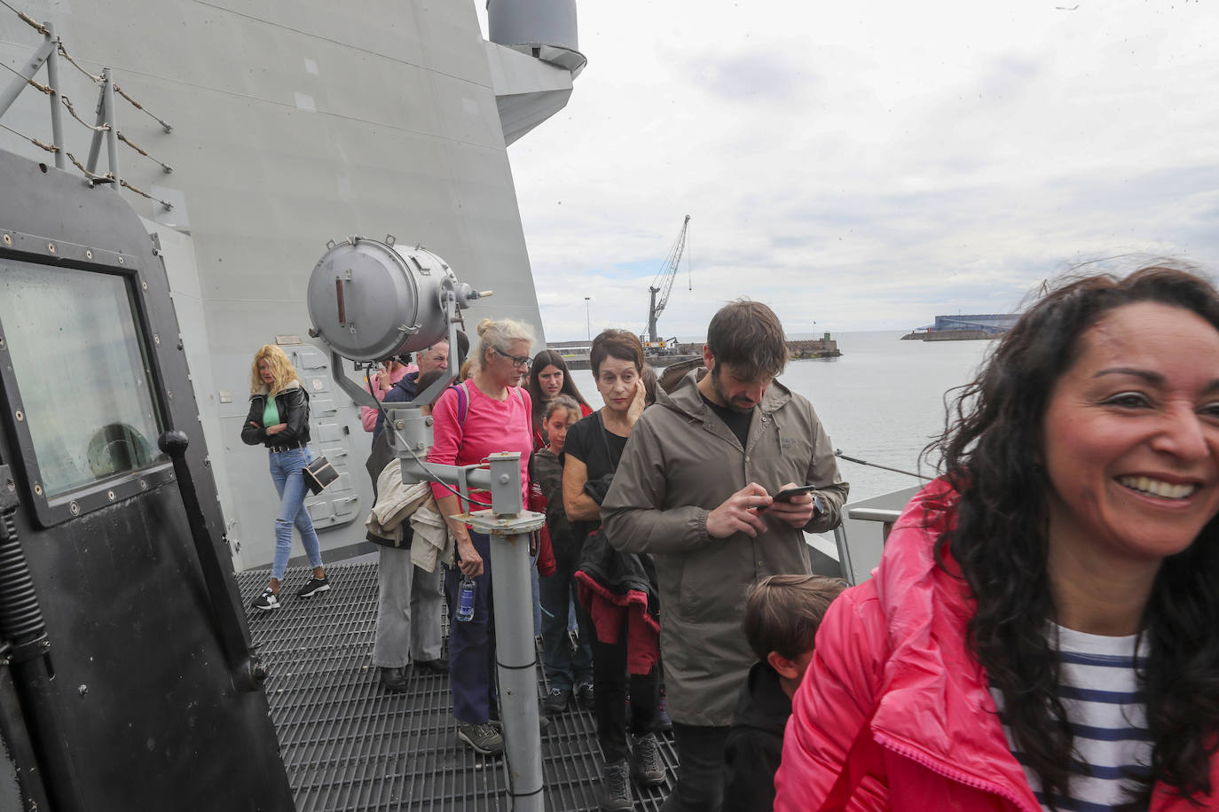 Gran expectación en el último día para visitar los buques de la Armada en Gijón