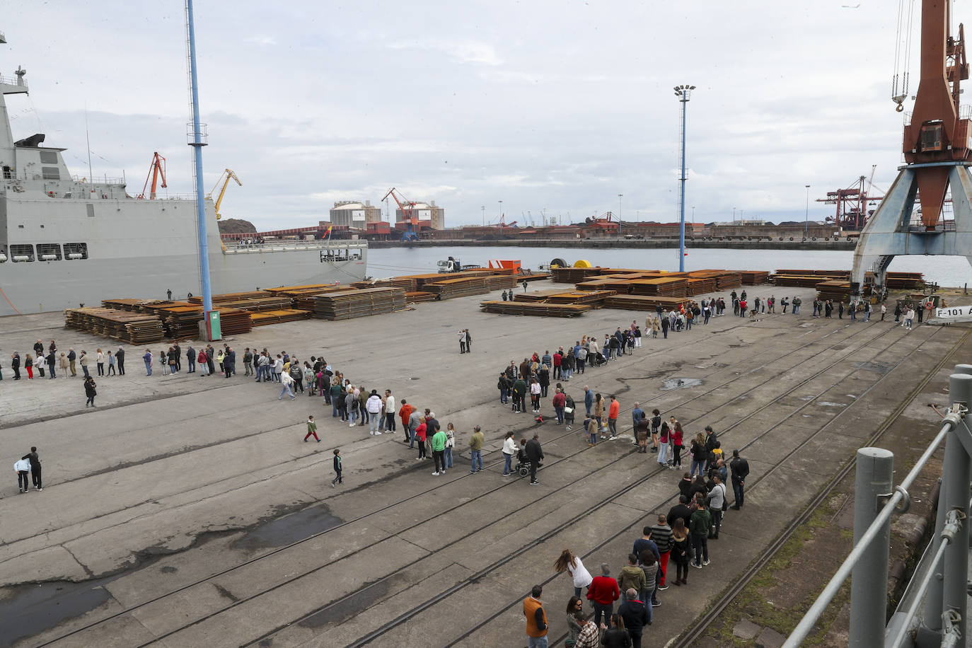 Gran expectación en el último día para visitar los buques de la Armada en Gijón