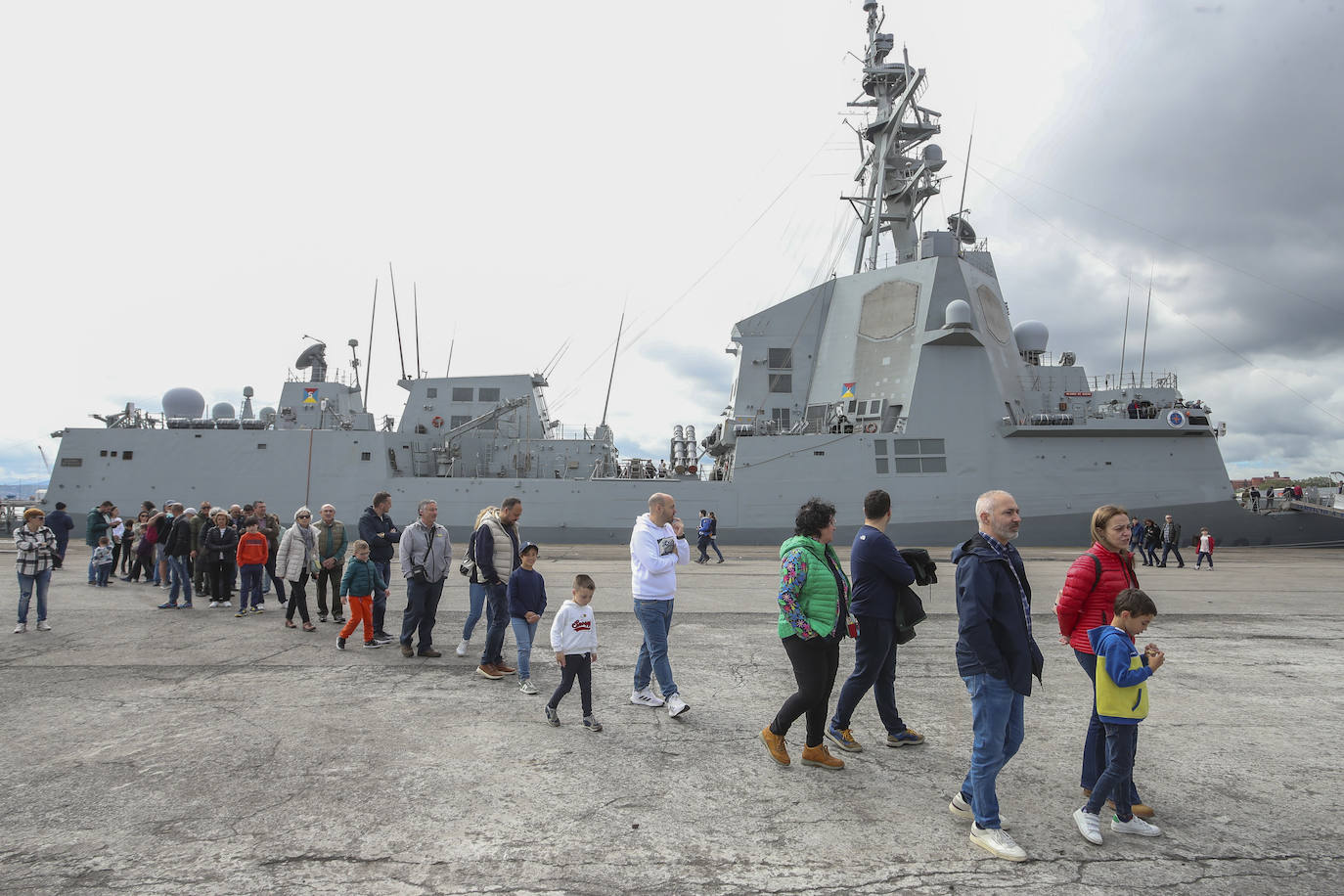 Gran expectación en el último día para visitar los buques de la Armada en Gijón