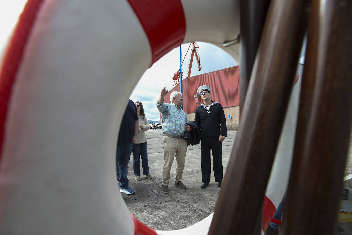 Gran expectación en el último día para visitar los buques de la Armada en Gijón