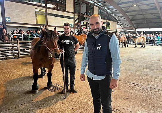 El presidente de la asociación de criadores, Adrián Lagar, en el recinto poleso, ayer.
