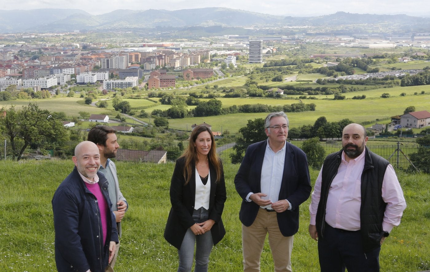 Rodrigo Pintueles, Andrés Ruiz, Ángela Pumariega, Pablo González y José Luis Nicieza, con el valle de Jove y Veriña al fondo.