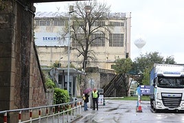 Seis semanas de presión política y sindical a las que la empresa no cede