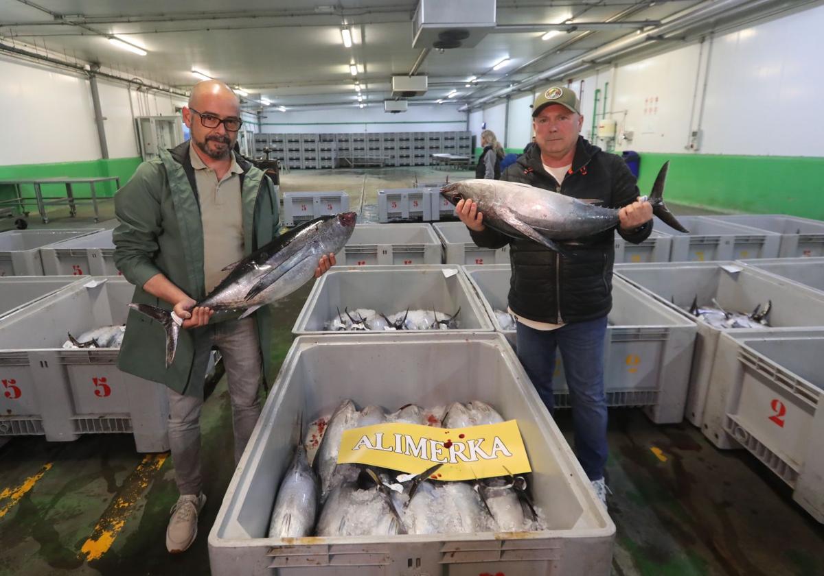 El responsable de pescaderías de Alimerka, Armando Prendes, y el armador del 'Goienkale', Enrique Zabaleta, posaban esta mañana con los primeros ejemplares de bonito en la rula de Avilés.