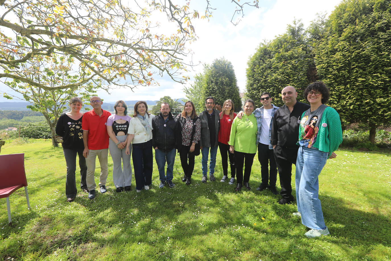 Equipo técnico y residentesde la casa de acogida en eljardín.