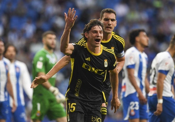 Oier Luengo y Dani Calvo celebran el gol del primero.