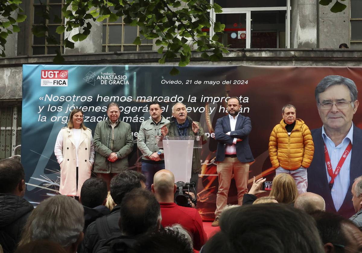 Imagen principal - Un momento del acto; los tres hijos de 'Lito' y su viuda, Adelaida de Jesús Fernández