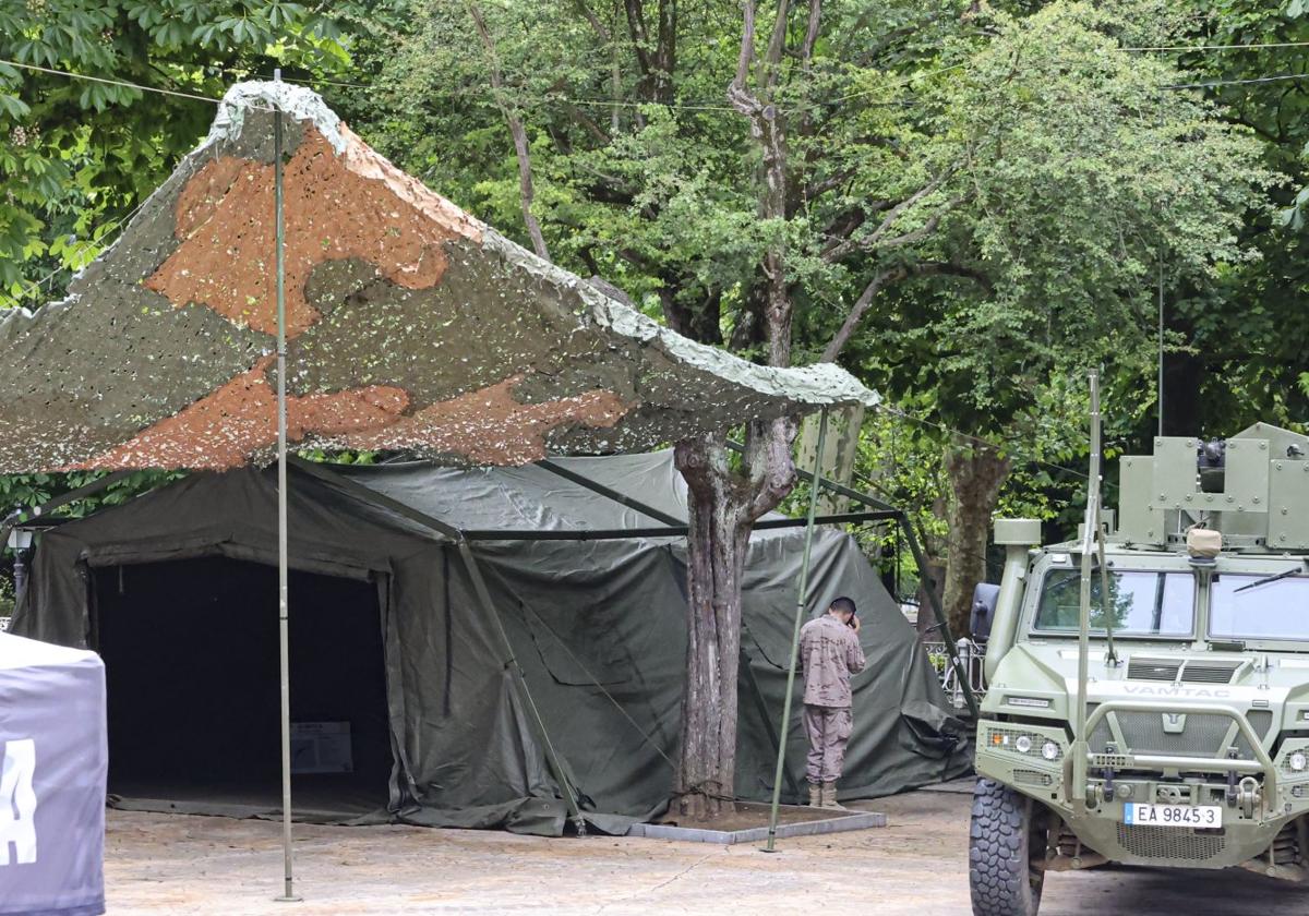 Un potente vehículo Vamtac, armado, en el paseo del Bombé del Campo San Francisco, donde hoy se inaugura la muestra de equipamiento de las Fuerzas Armadas.