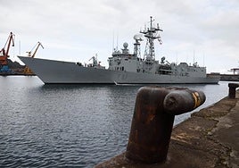 La fragata 'Santa María', en plena operación de atraque.