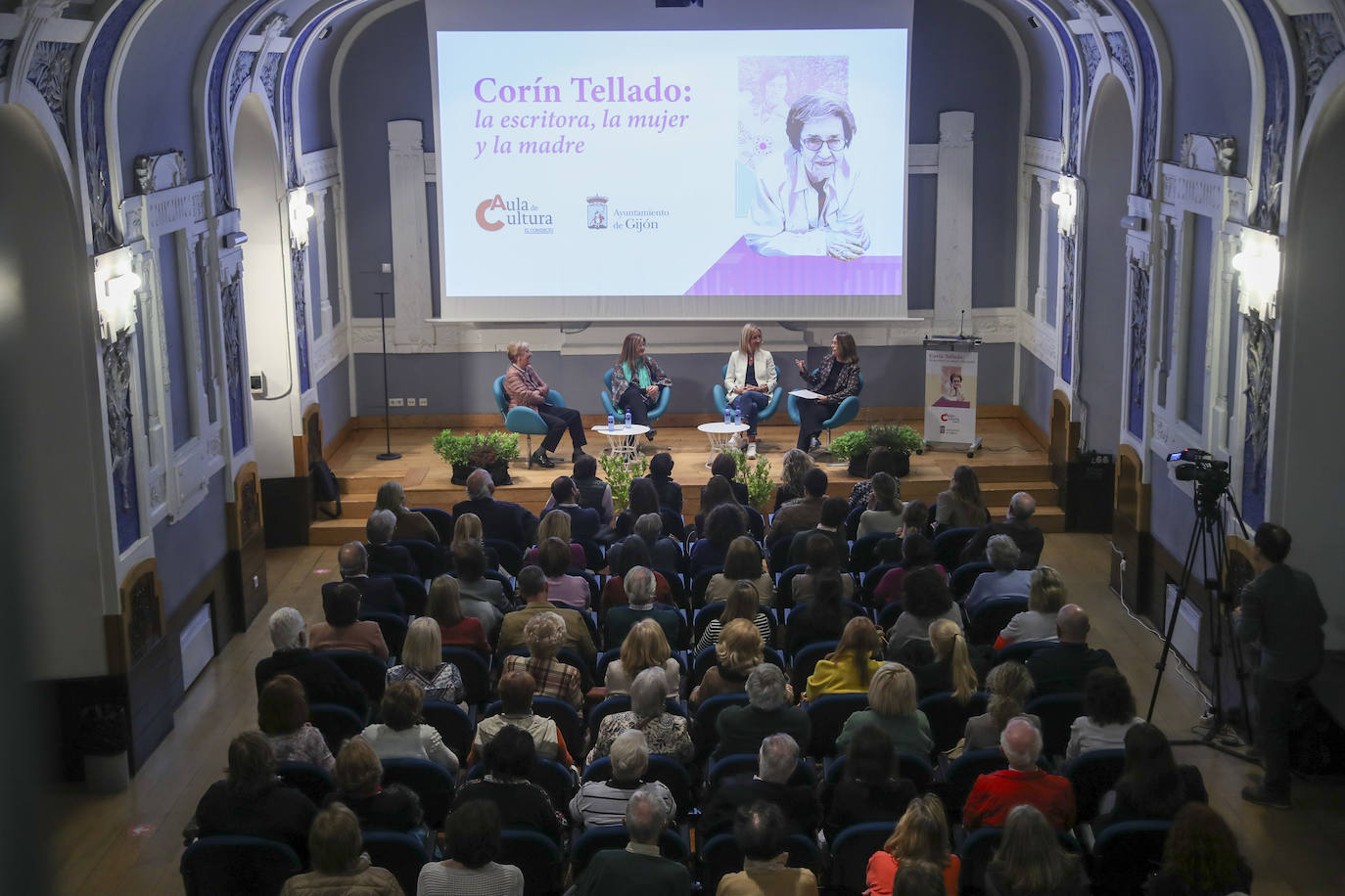 El Antiguo Instituto se llena para recordar a Corín Tellado