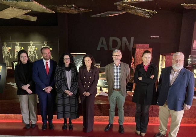 Irene Carreño, Iván Allende, Vanessa Gutiérrez, Irene Díaz, Antonio Rosas, María Fernández y Marco de la Rasilla, en la presentación de las nuevas piezas de la exposición 'Los 13 de El Sidrón'.