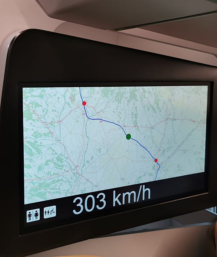 Imagen secundaria 2 - Viajeros en el estreno de los trenes con salida en Gijón a las 6 de la madrugada.