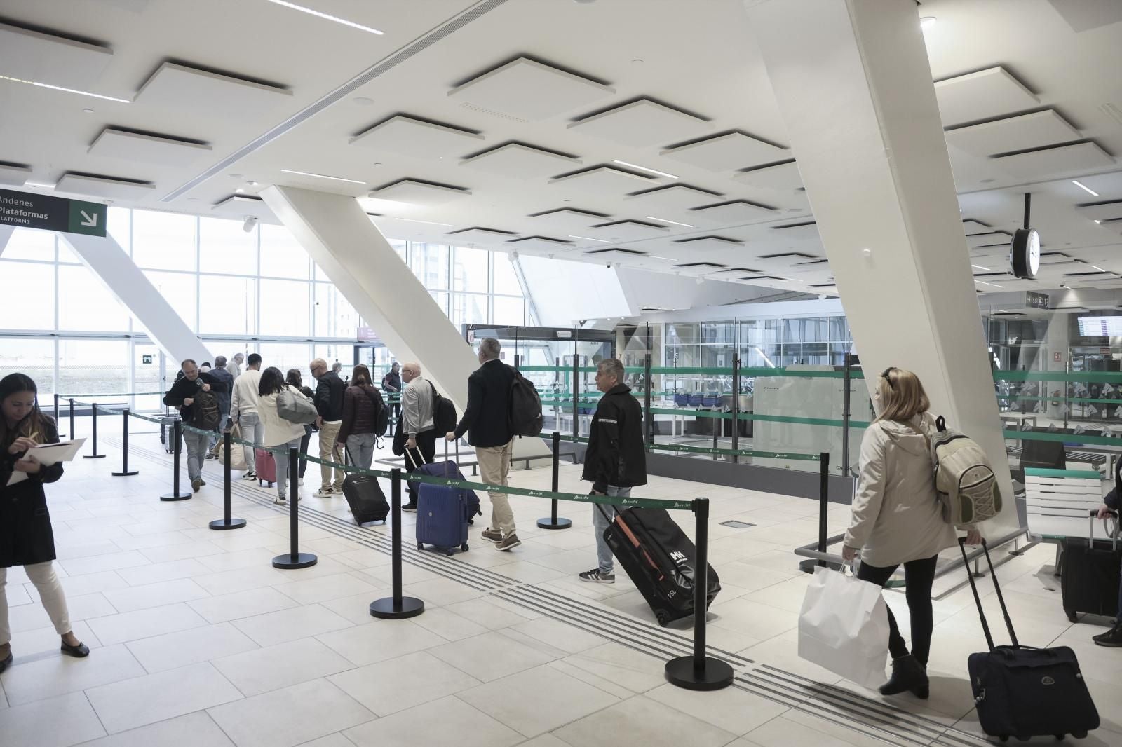 Pasajeros del primer AVE Vigo-Madrid, este martes en Vigo, que sufrió un retraso de más de dos horas.