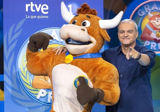 Ramón García junto a la mascota del 'Grand Prix'.