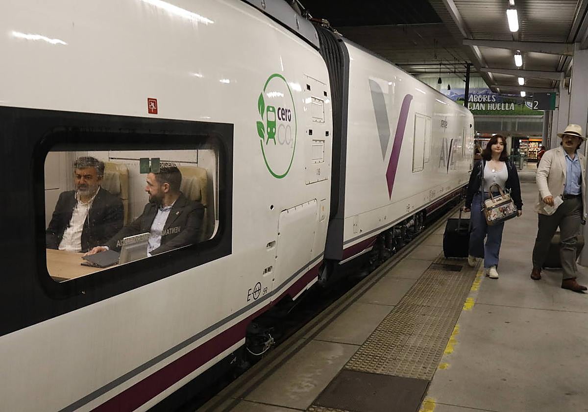 Imagen principal - Viajeros en el estreno de los trenes con salida en Gijón a las 6 de la madrugada.