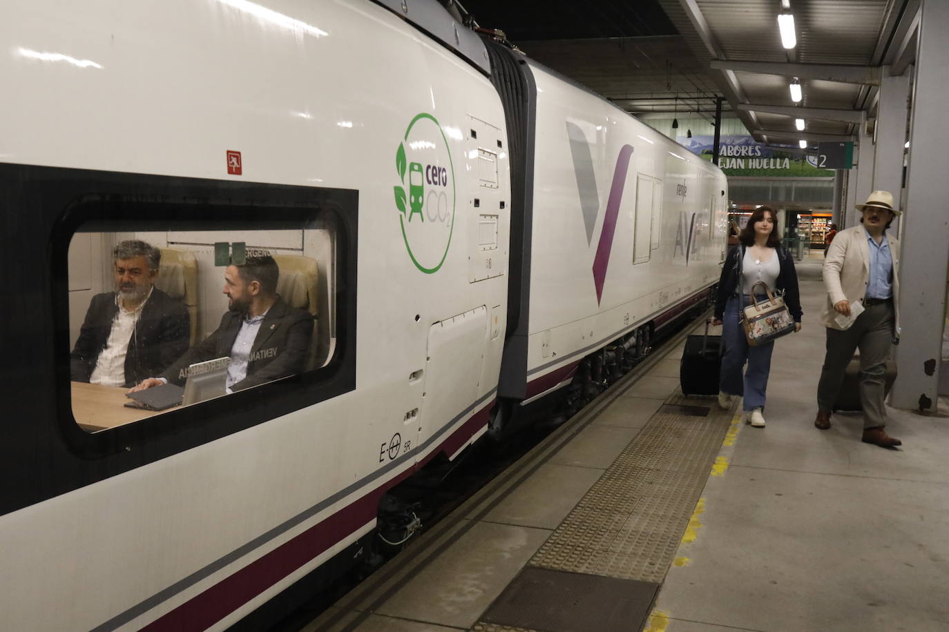 Alta velocidad entre Asturias-Madrid: estreno del primer viaje con el tren Avril