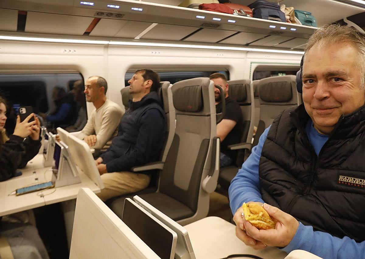 Imagen secundaria 1 - Viajeros en el estreno de los trenes con salida en Gijón a las 6 de la madrugada.
