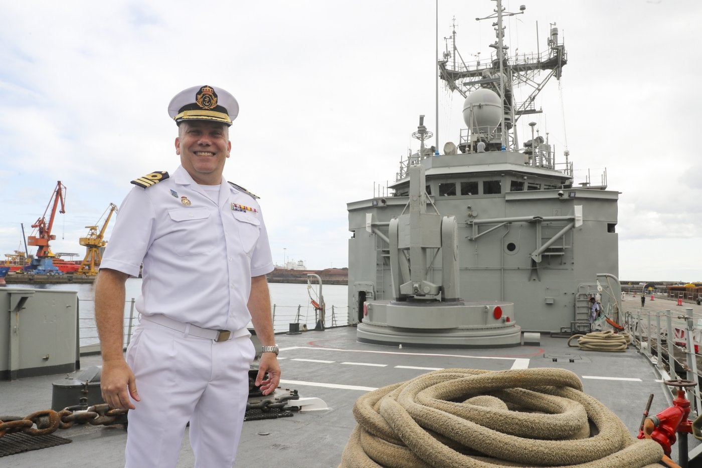 El capitán de fragata Marcos López Martínez, en la cubierta de la fragata 'Santa María'.