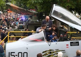 Unos niños, en una de las cabinas de uno de los aviones expuestos en el paseo del Bombé. FOTOS: ALEX PIÑA