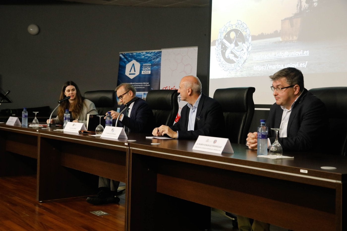 Carla Álvarez, directora de Empleo, moderó una mesa compuesta por Julián Camús, del Centro Jovellanos; Indalecio Estrada, de Formación Profesional del Mar; y Rubén González, de Marina Civil.
