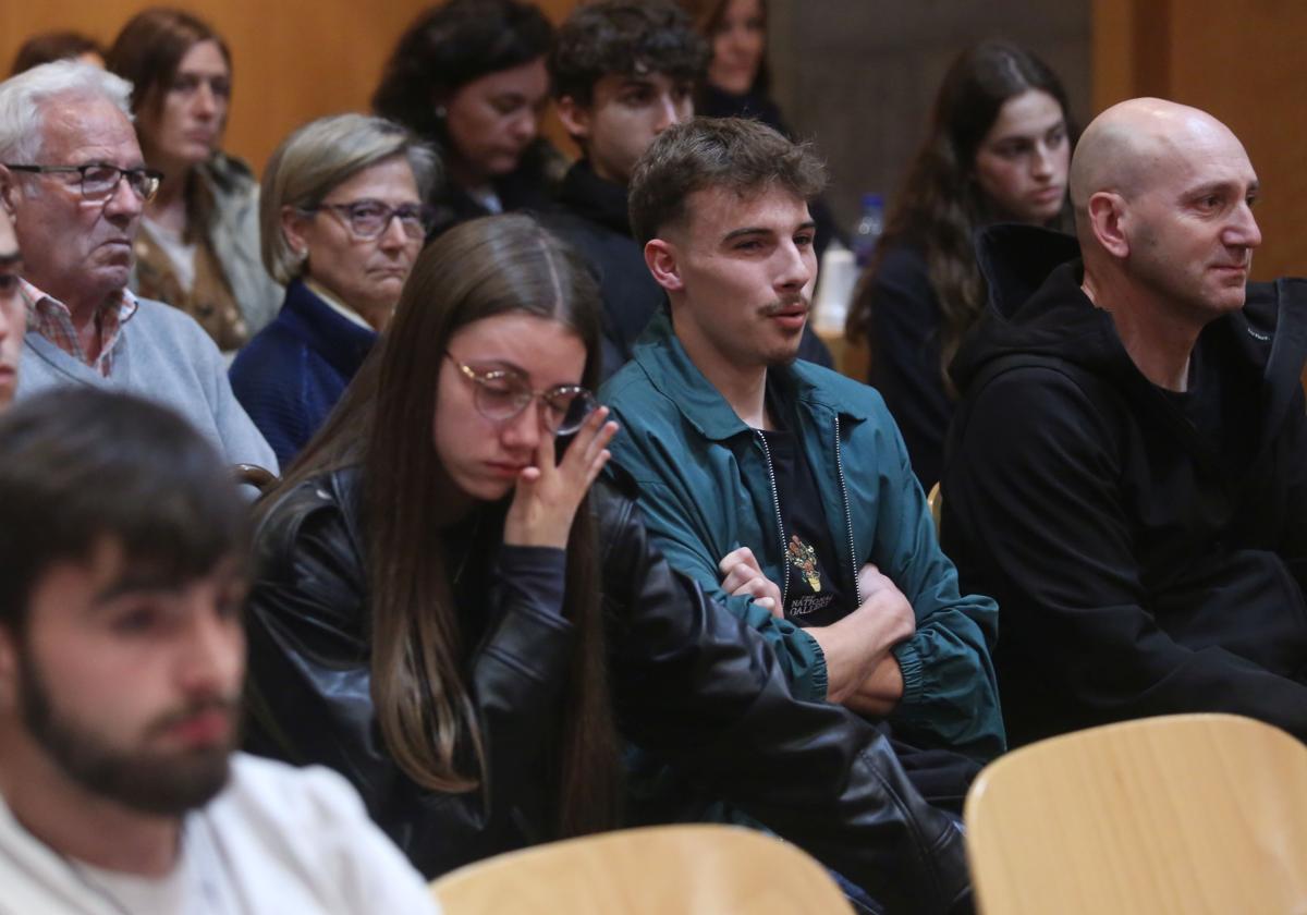 El hijo de Teresa Aladro, segundo por la derecha, durante la lectura del veredicto en la Audiencia Provincial.