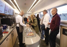 Colas en el coche de cafetería de uno de los servicios AVE entre Madrid y Asturias.