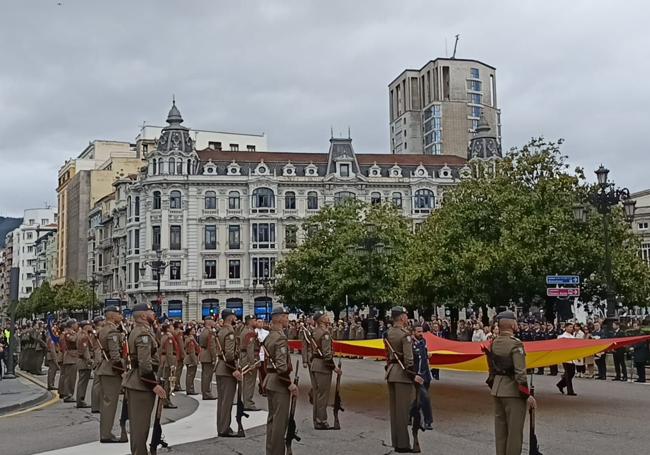 Despliegue militar en la plaza de la Escandalera con motivo del izado de bandera.