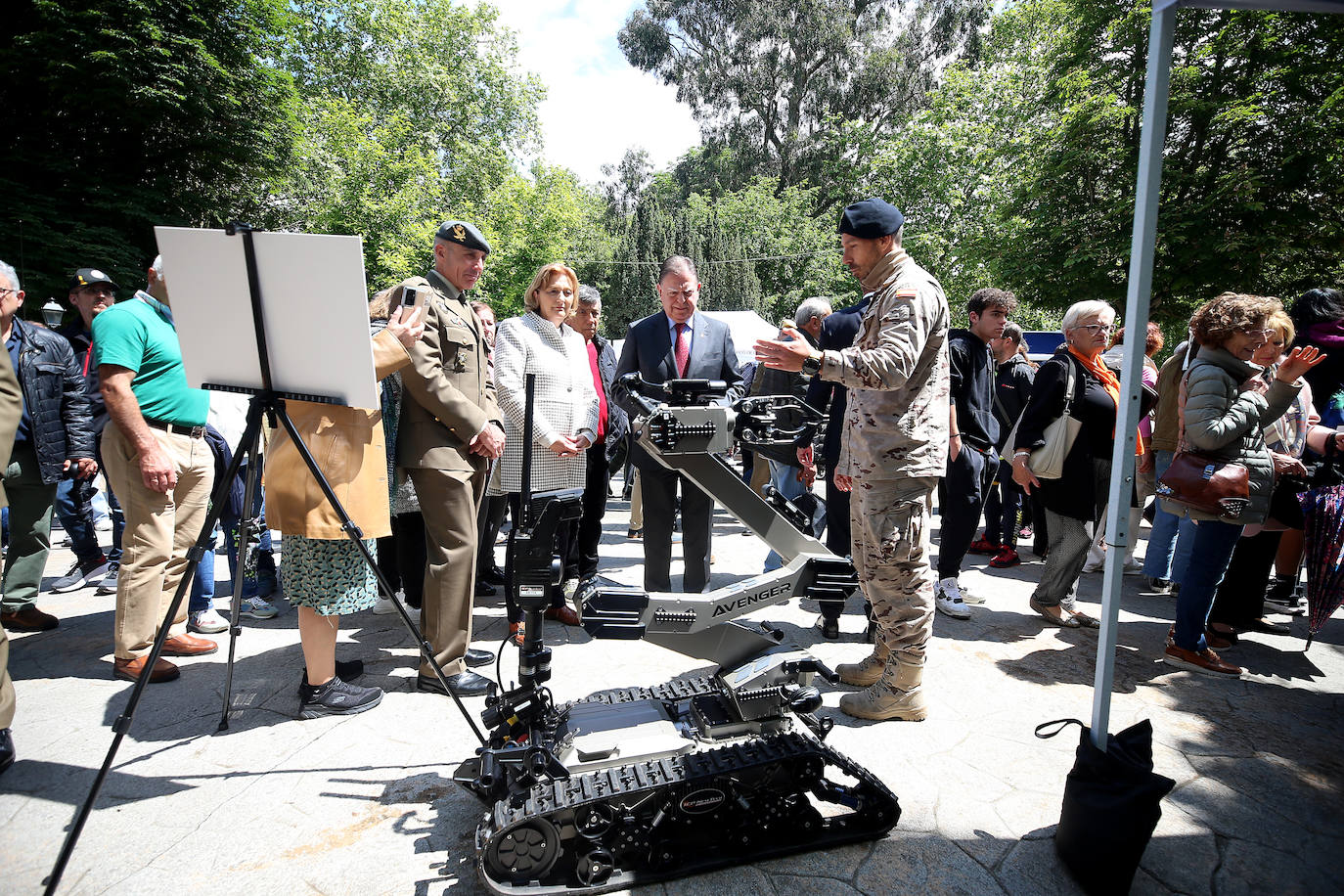 Oviedo se transforma en un escenario militar: así es la exposición en el Bombé