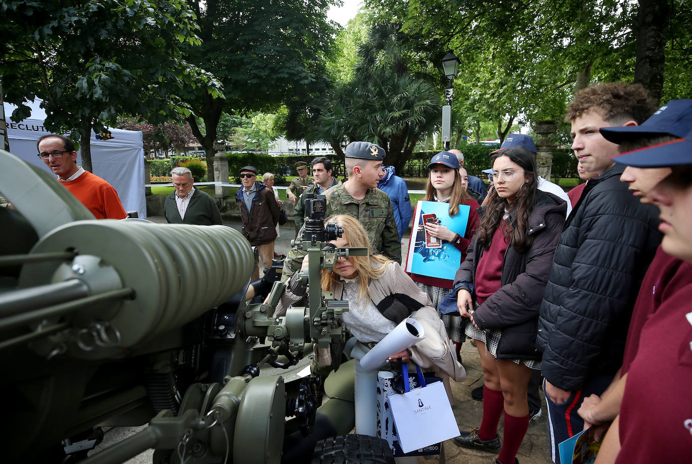 Oviedo se transforma en un escenario militar: así es la exposición en el Bombé