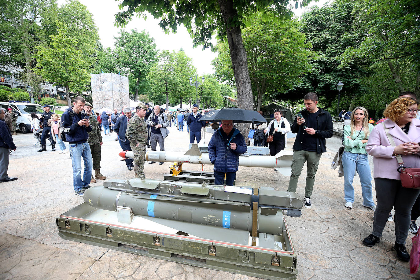 Oviedo se transforma en un escenario militar: así es la exposición en el Bombé