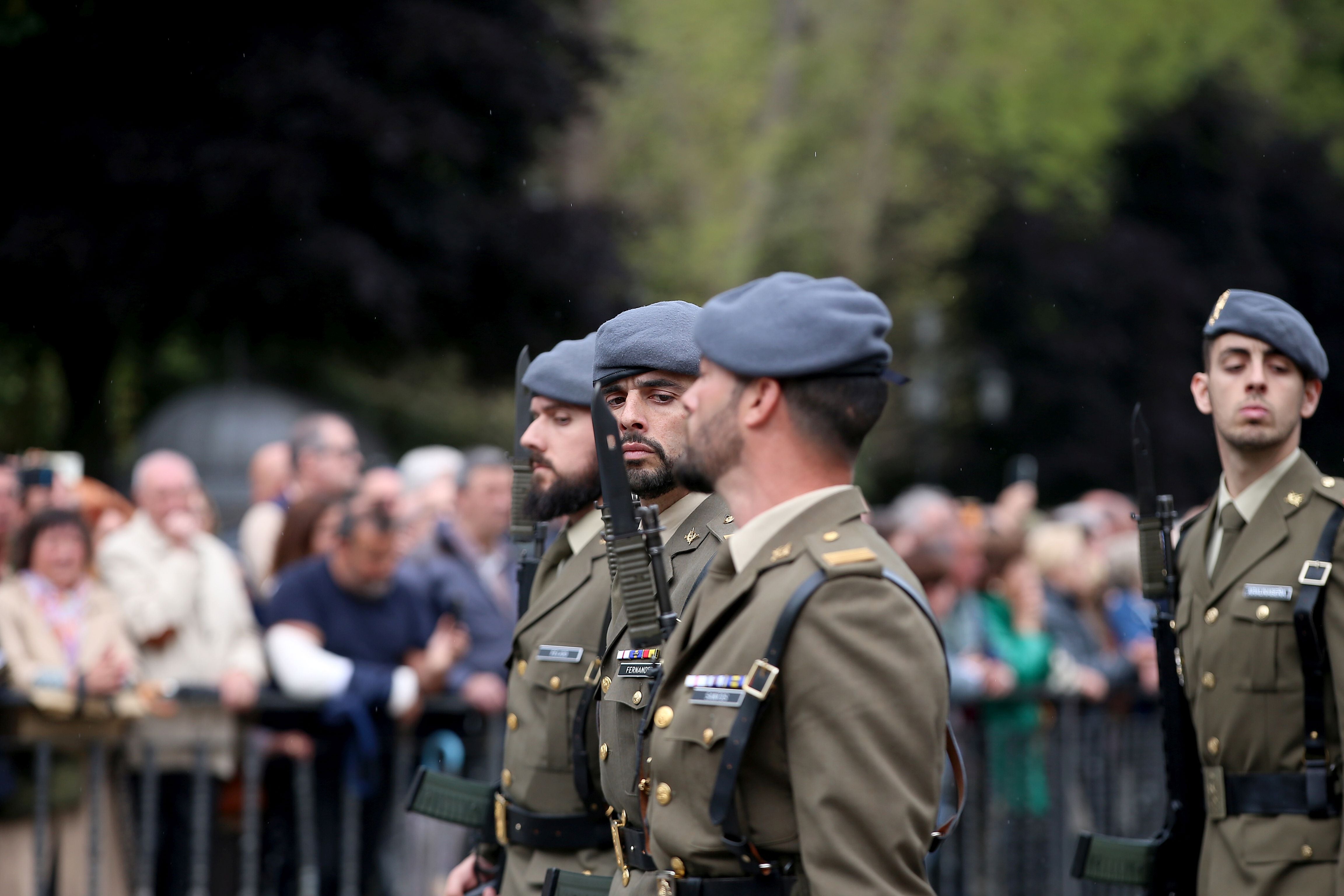 Multitudinario izado de la bandera de España en Oviedo