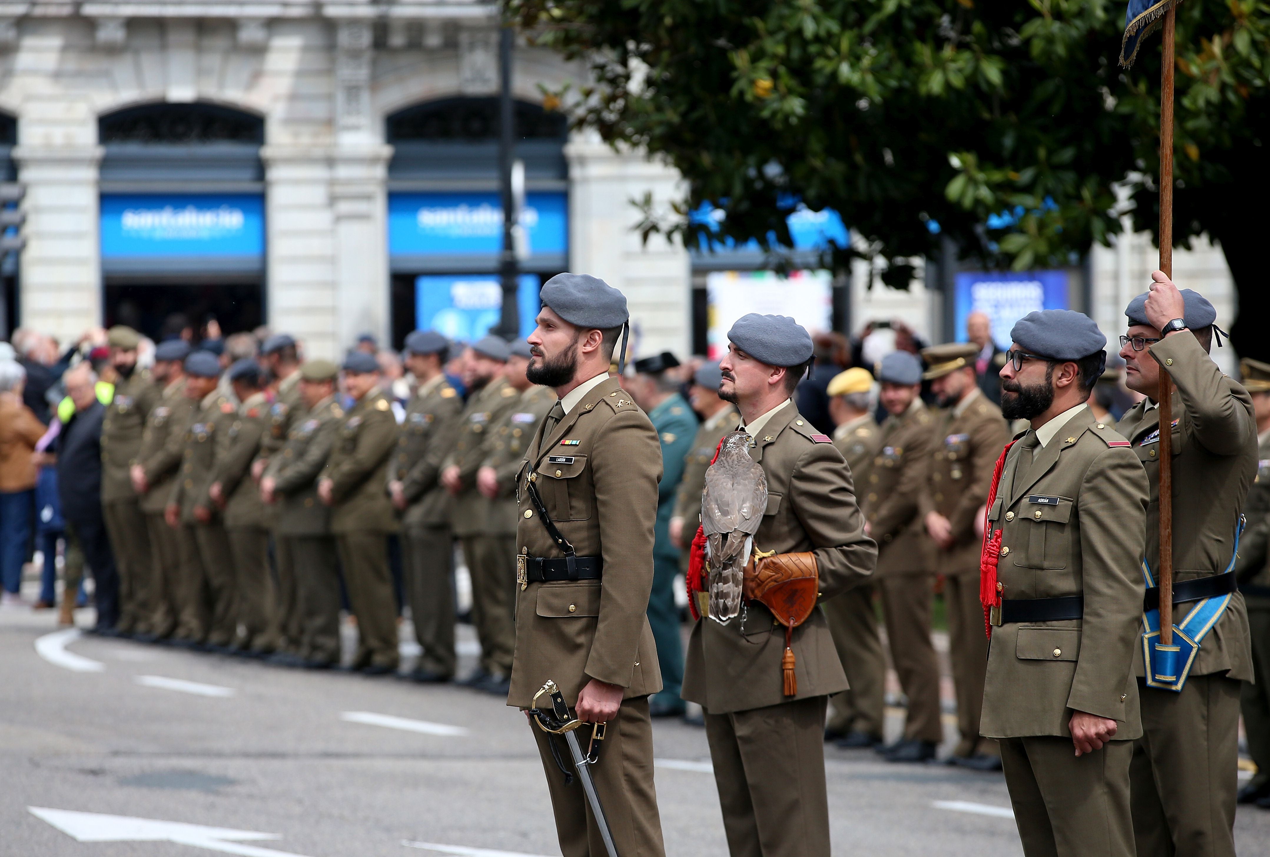 Multitudinario izado de la bandera de España en Oviedo