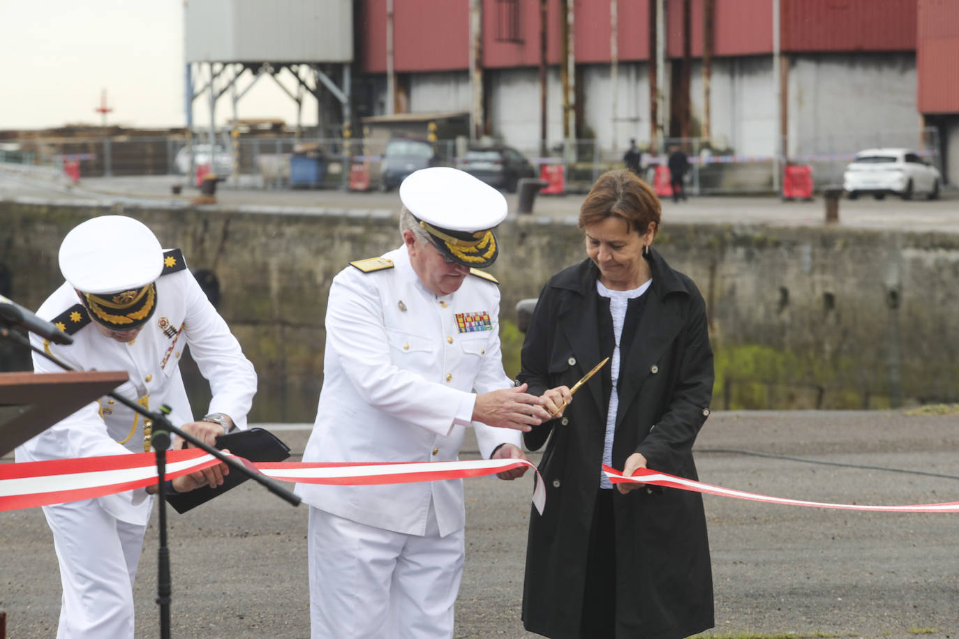 Buques, carros de combate y helicópteros de la Armada, atracados en el puerto de Gijón