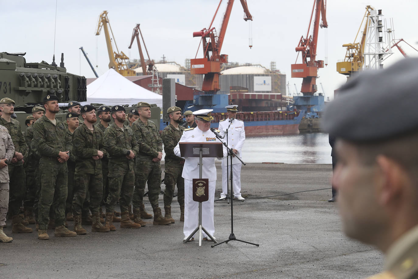 Buques, carros de combate y helicópteros de la Armada, atracados en el puerto de Gijón