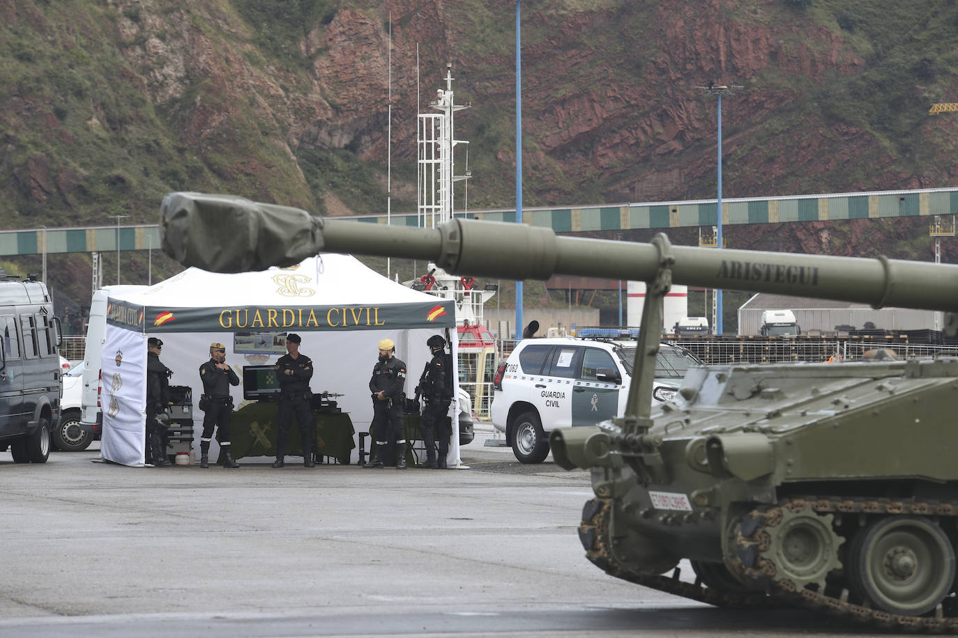 Buques, carros de combate y helicópteros de la Armada, atracados en el puerto de Gijón
