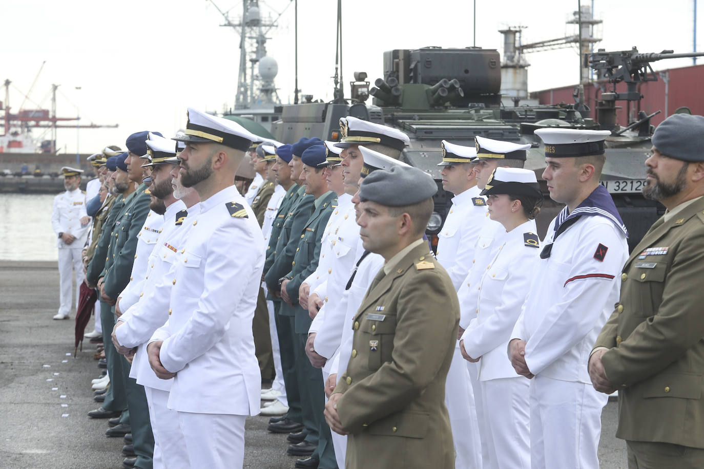 Buques, carros de combate y helicópteros de la Armada, atracados en el puerto de Gijón