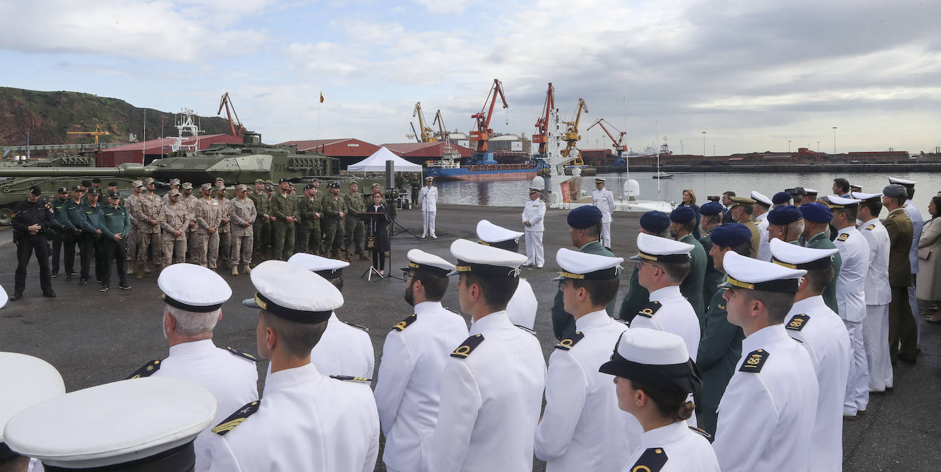 Buques, carros de combate y helicópteros de la Armada, atracados en el puerto de Gijón