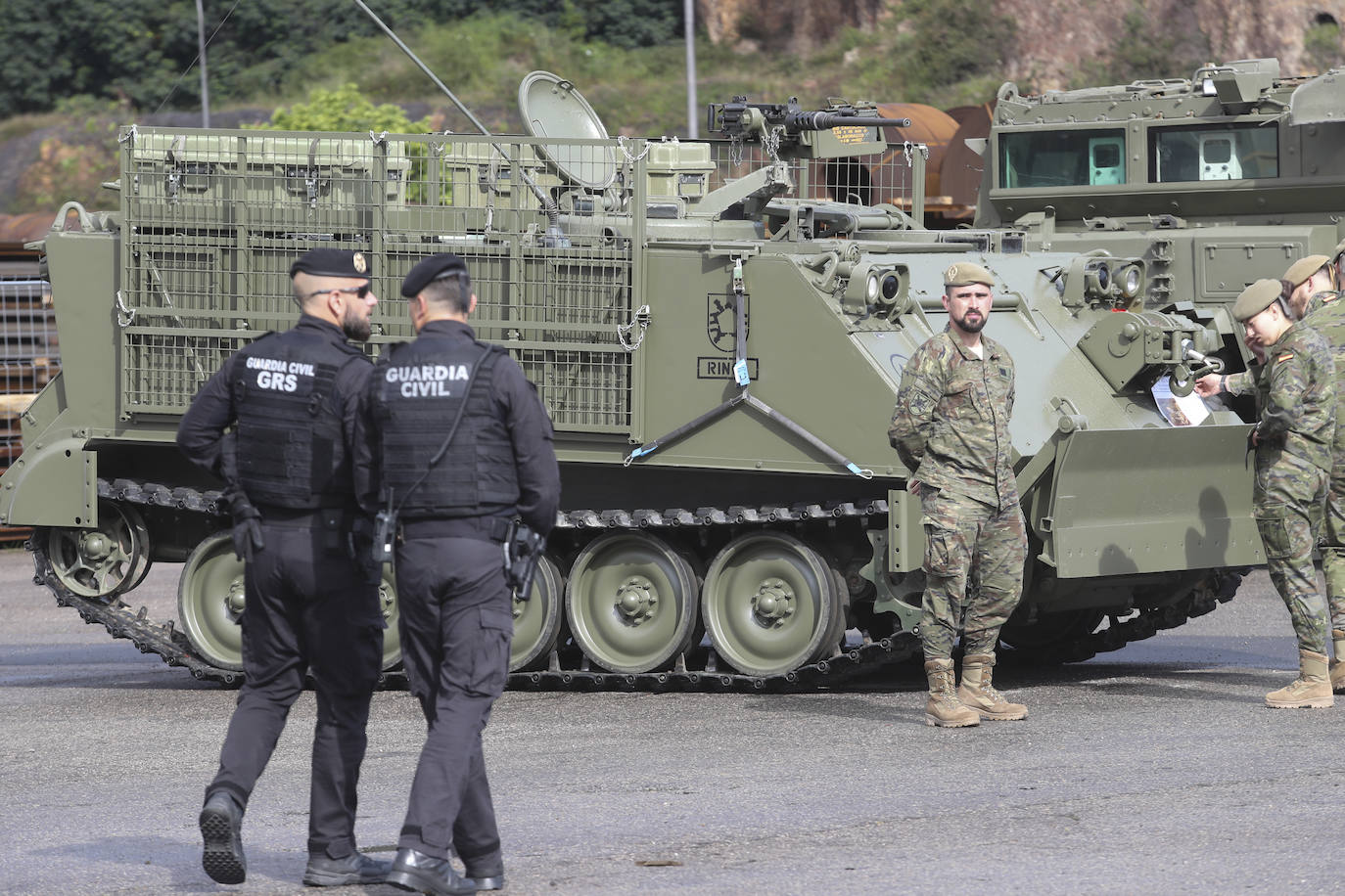Buques, carros de combate y helicópteros de la Armada, atracados en el puerto de Gijón