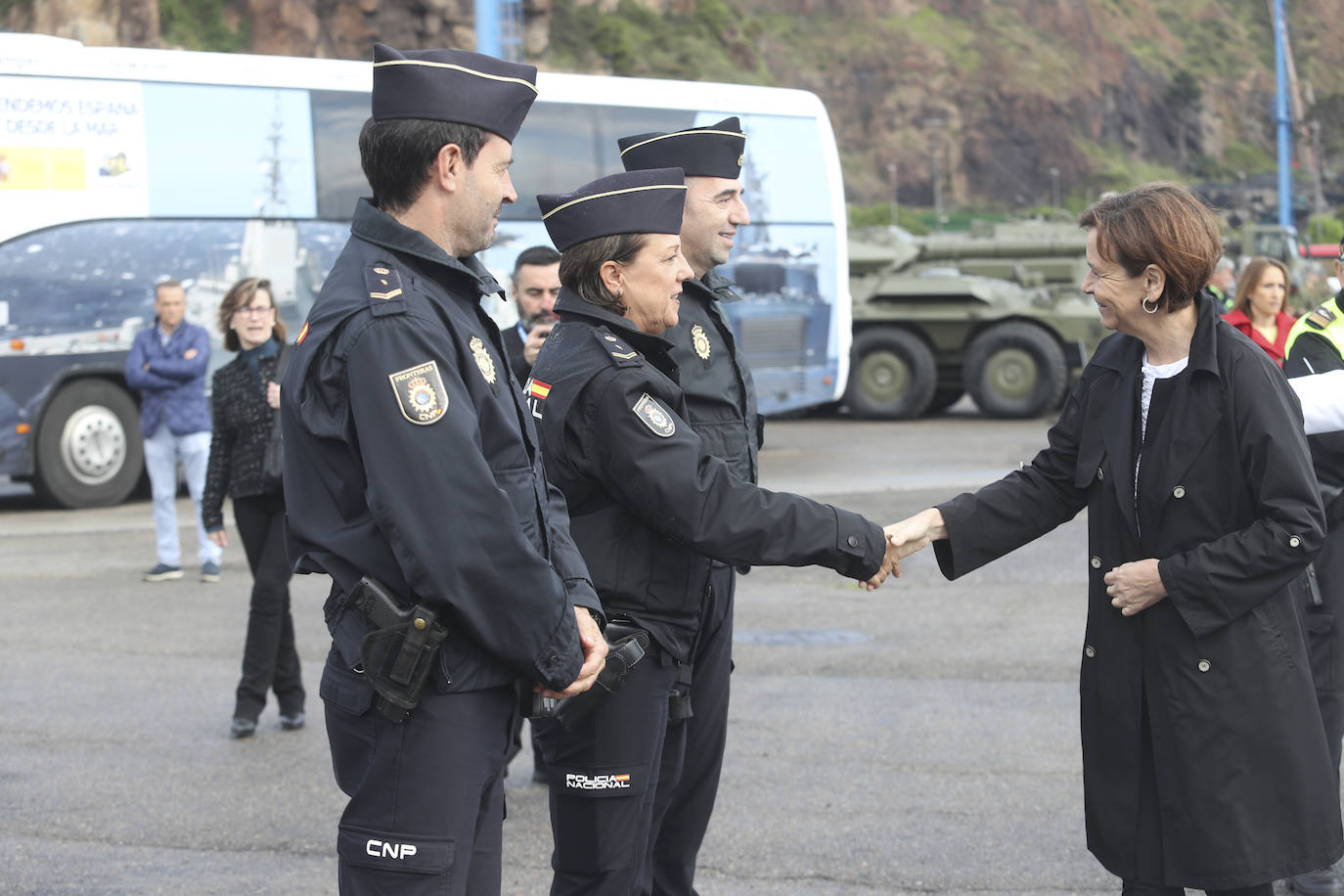 Buques, carros de combate y helicópteros de la Armada, atracados en el puerto de Gijón