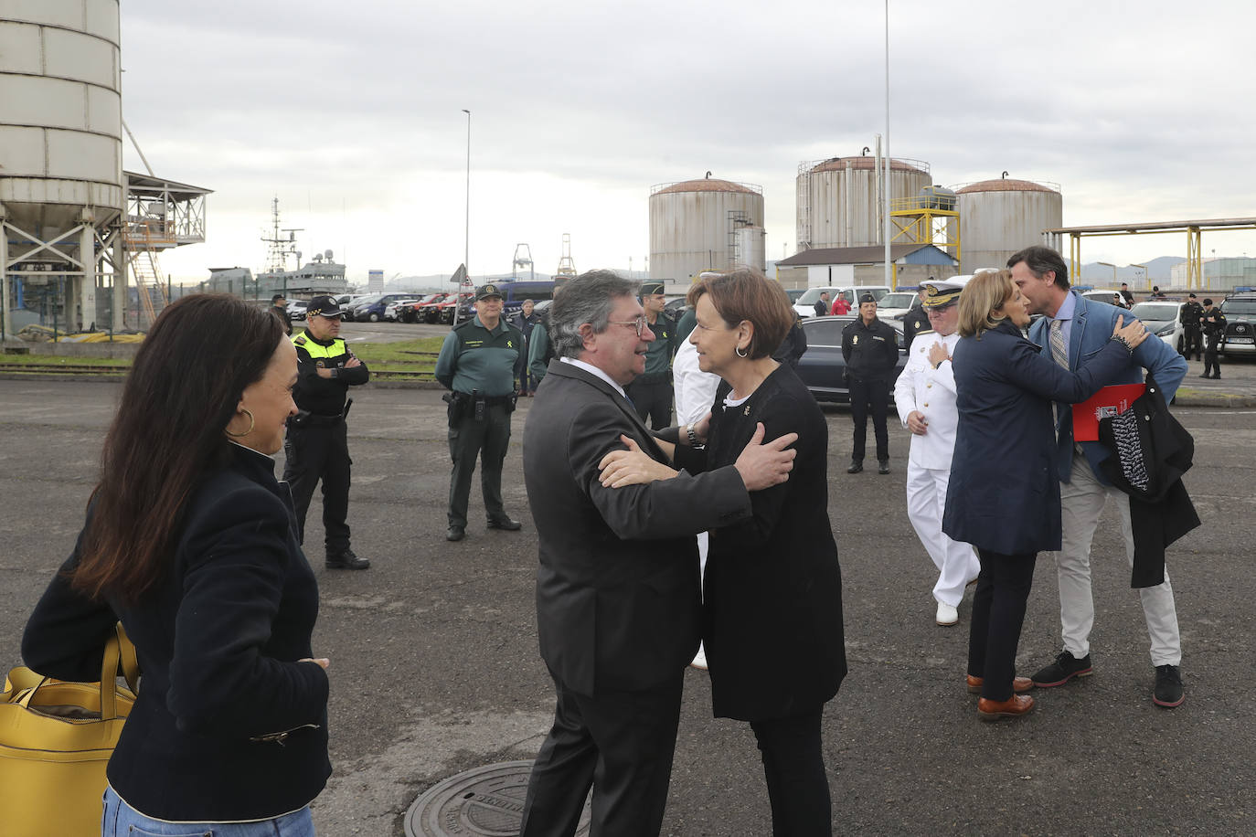 Buques, carros de combate y helicópteros de la Armada, atracados en el puerto de Gijón