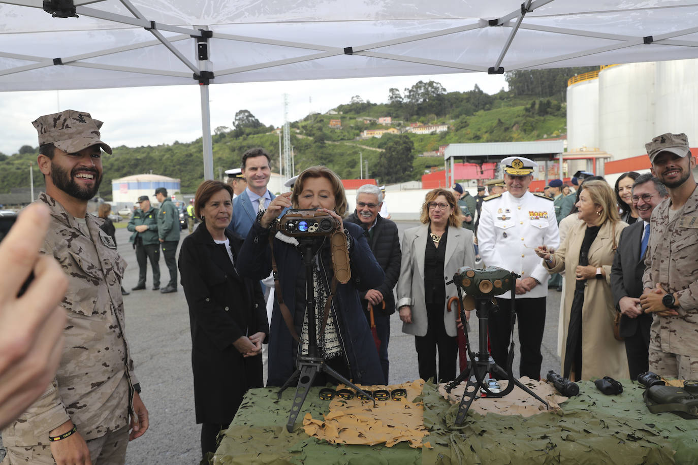 Buques, carros de combate y helicópteros de la Armada, atracados en el puerto de Gijón
