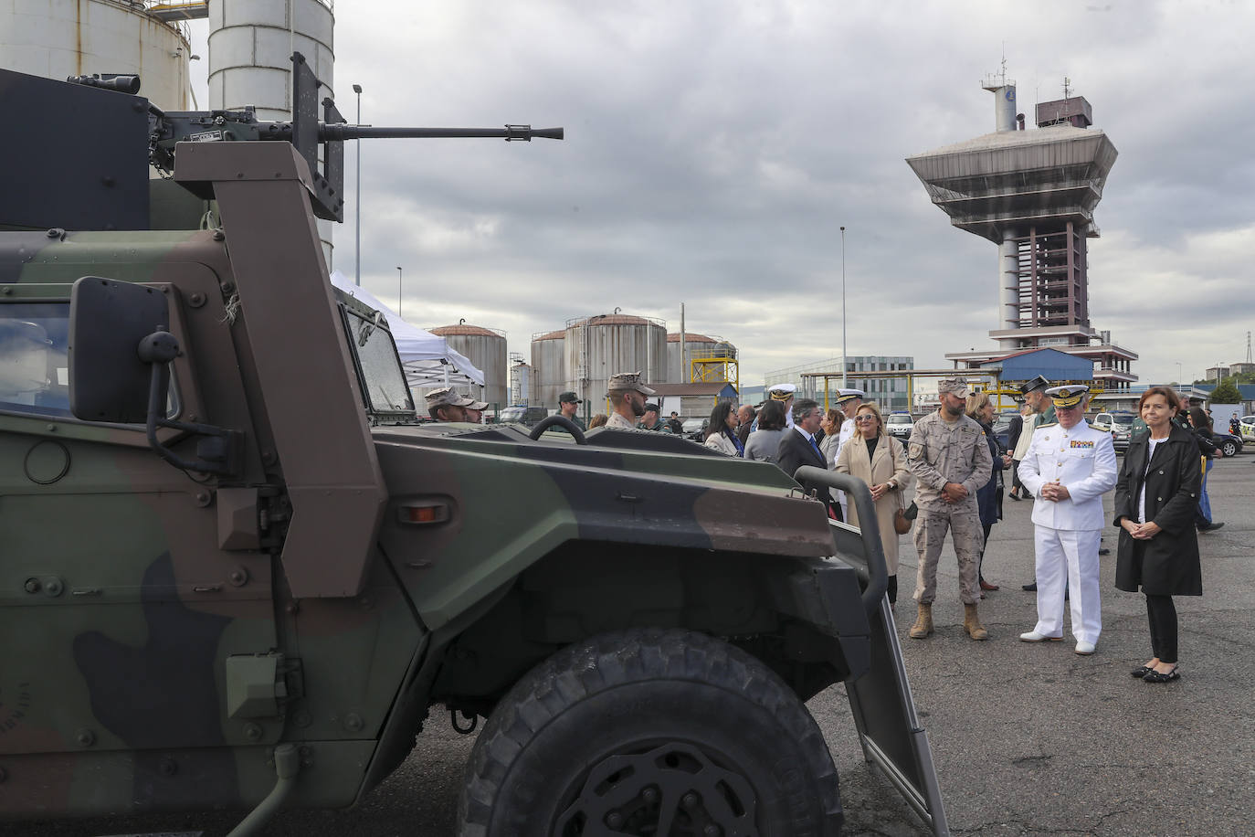 Buques, carros de combate y helicópteros de la Armada, atracados en el puerto de Gijón