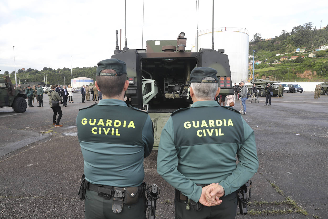 Buques, carros de combate y helicópteros de la Armada, atracados en el puerto de Gijón