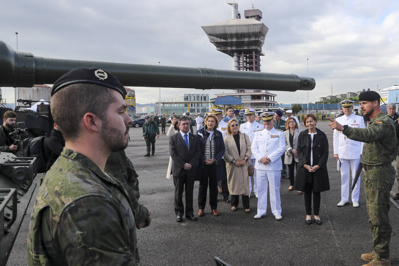 Buques, carros de combate y helicópteros de la Armada, atracados en el puerto de Gijón