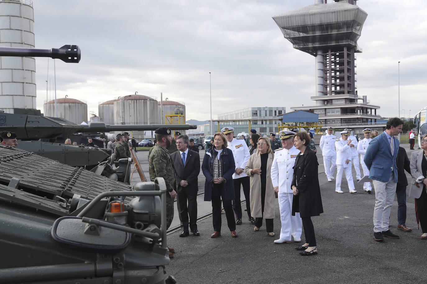 Buques, carros de combate y helicópteros de la Armada, atracados en el puerto de Gijón