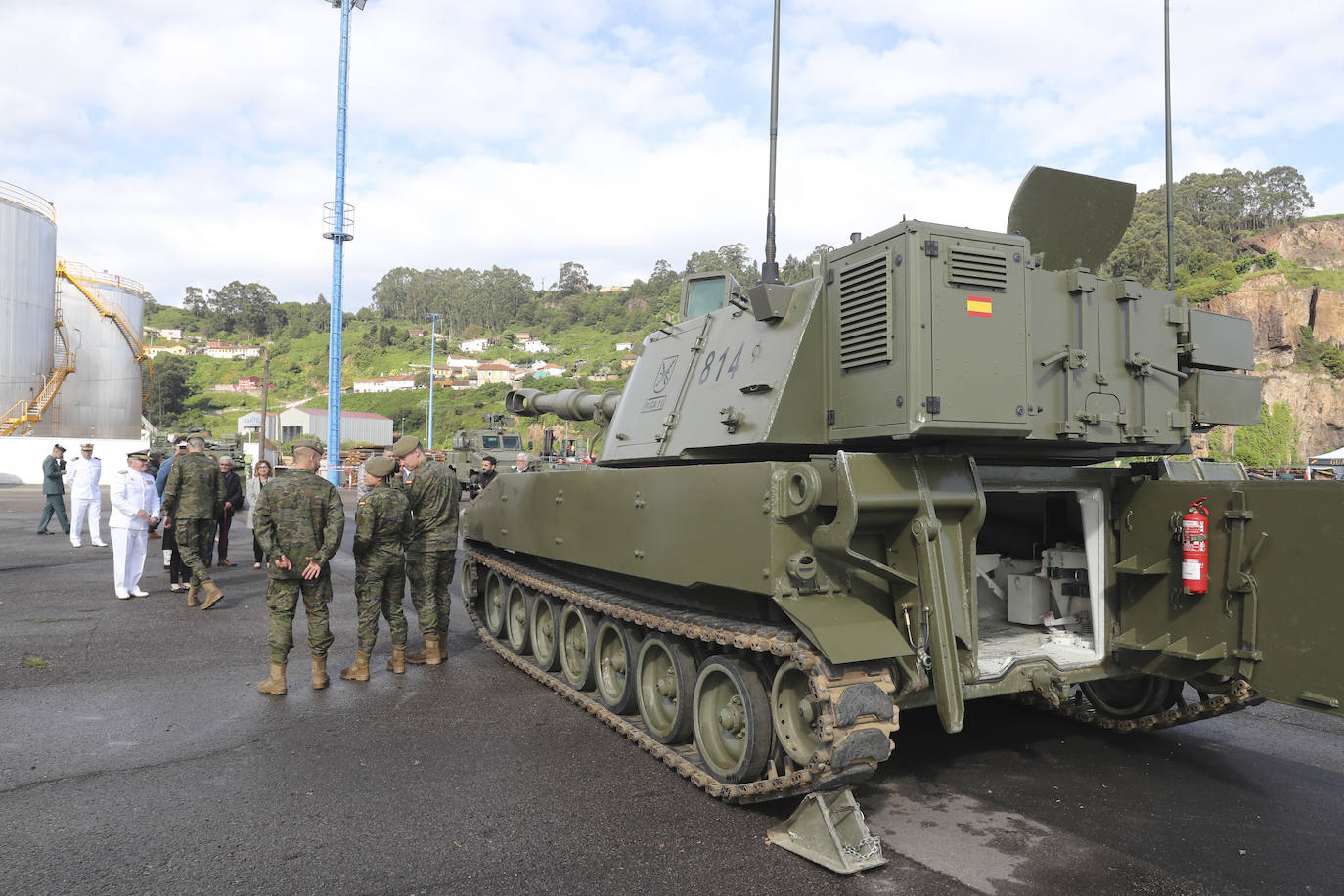 Buques, carros de combate y helicópteros de la Armada, atracados en el puerto de Gijón